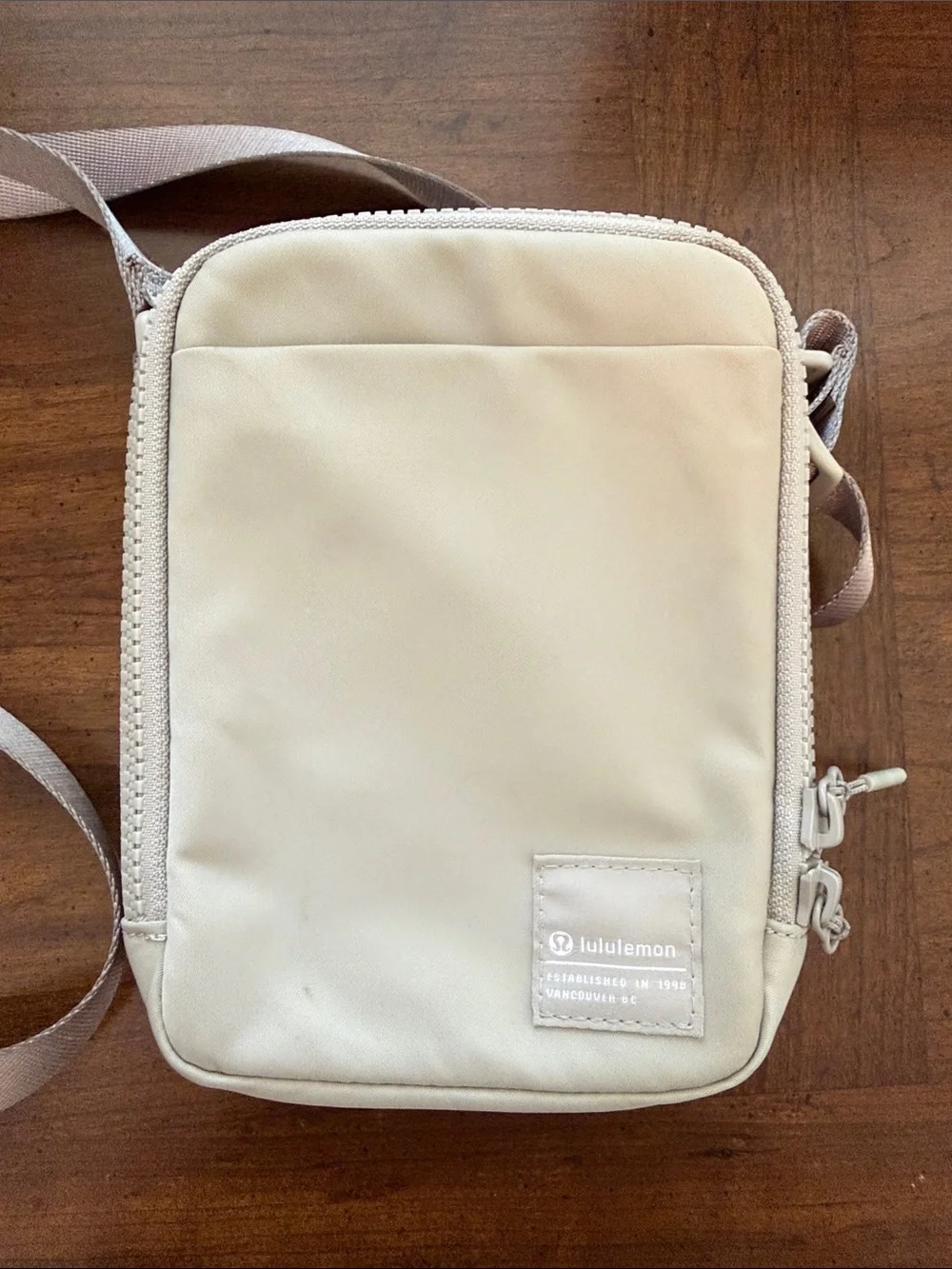 lululemon athletica light green crossbody messenger bag